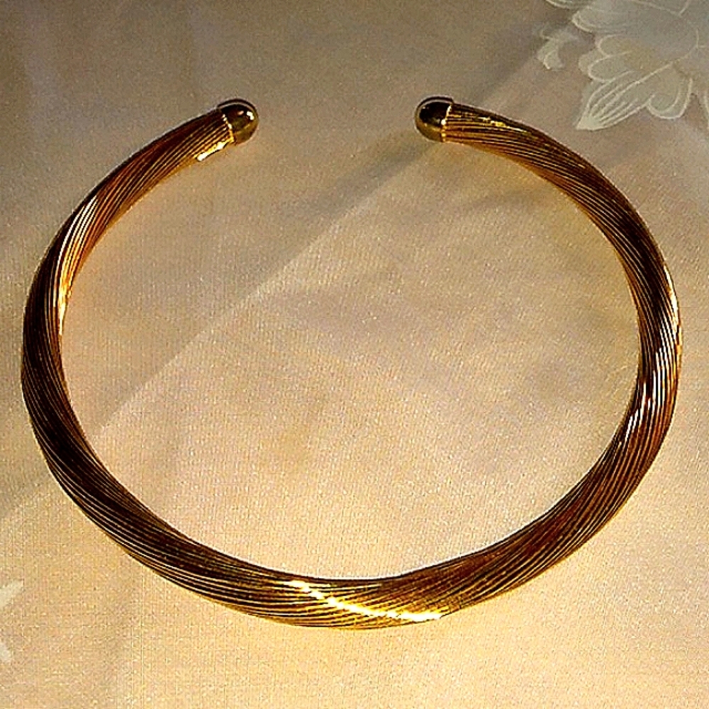 Cable Choker flex collar solid weight in gold tone Pre-owned,  EUC !